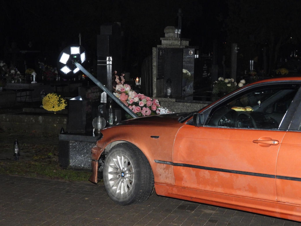 Uciekał przed policją i wjechał na cmentarz