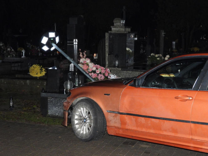 Uciekał przed policją i wjechał na cmentarz