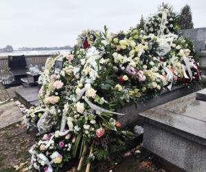 Justyna B. zginęła pod kołami pociągu. Jej grób przykryły białe kwiaty