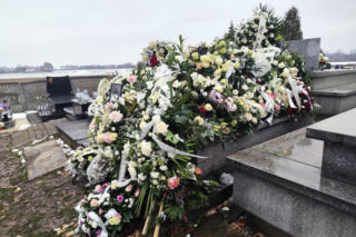 Justyna B. zginęła pod kołami pociągu. Jej grób przykryły białe kwiaty