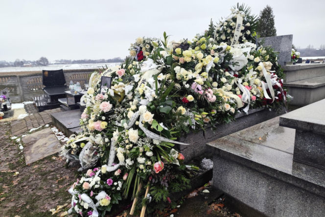 Justyna B. zginęła pod kołami pociągu. Jej grób przykryły białe kwiaty