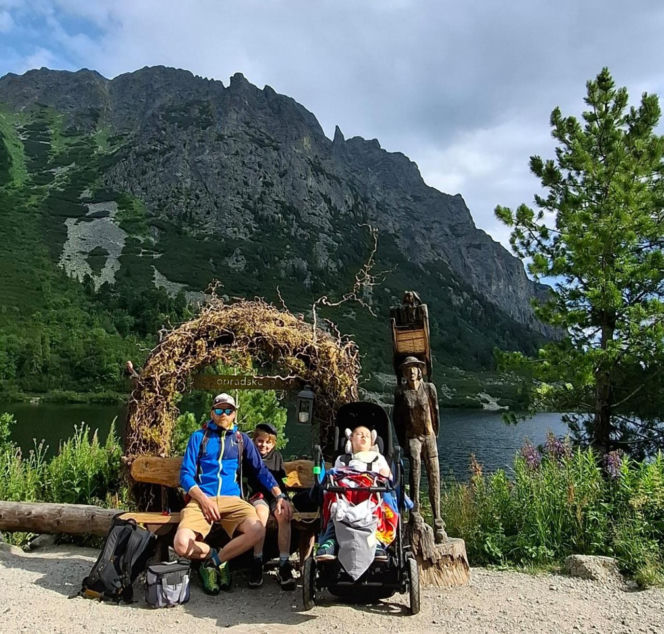 Ciężko chory Jasio zdobywa polskie góry. Jego rodzice nie zrezygnowali ze swoich pasji