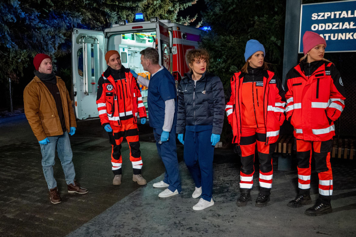 Na sygnale, odc. 704. Martyna (Monika Mazur), Britney (Paulina Zwierz), Wiktor (Wojciech Kuliński), Nowy (Kamil Wodka), Benio (Hubert Jarczak), Wanda (Anna Lemieszek)