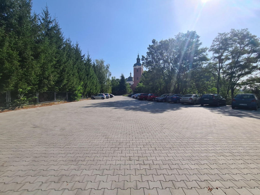 Parking dla niepełnosprawnych na samym końcu parkingu