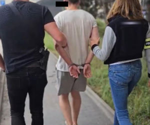 Intensywny zapach zdradził rodzinę. Bracia mieli nielegalną plantację, a ojciec pokaźny arsenał broni!