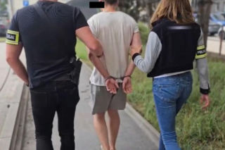 Intensywny zapach zdradził rodzinę. Bracia mieli nielegalną plantację, a ojciec pokaźny arsenał broni!