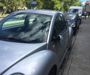 Wandal uszkodził kilkadziesiąt samochodów zaparkowanych przy ul. Pilotów [ZDJĘCIA, AUDIO]