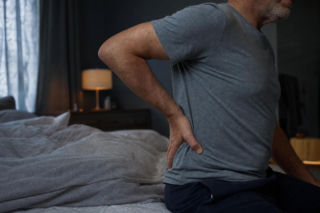 Ból pleców nie mija? Te objawy mogą oznaczać raka. Nie czekaj z diagnostyką