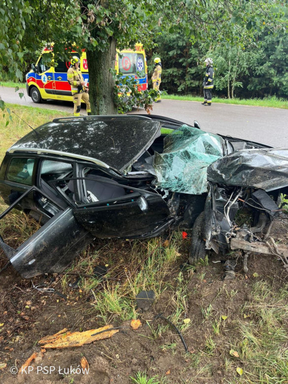 Powiat łukowski: Audi roztrzaskało się na drzewie
