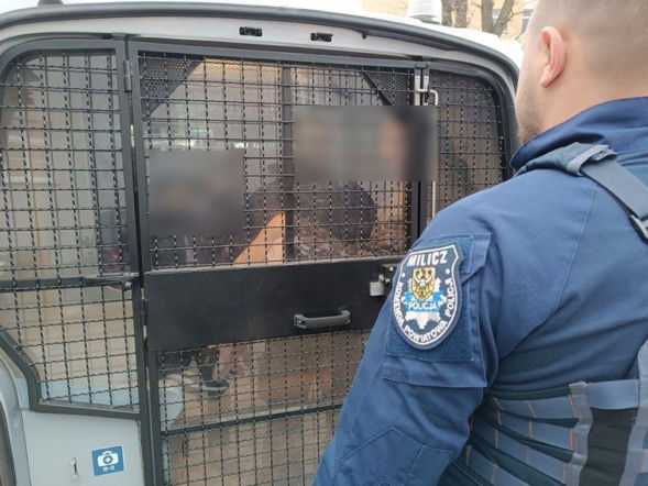 Furia na dworcu kolejowym. Konduktor podjął decyzję, a on wpadł w szał