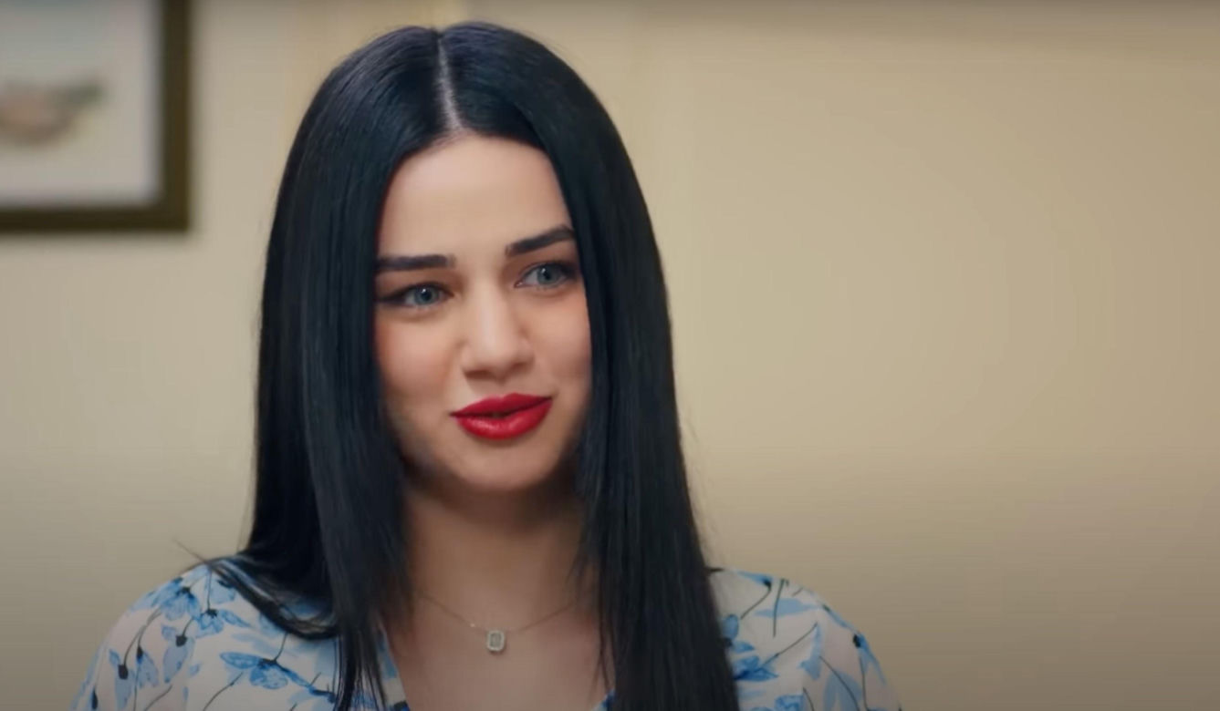 Ege uratuje Zeynep, choć porywacz pchnie ją nożem.