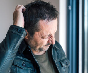 Mózg starzeje się szybciej przez jeden wieczorny błąd. Eksperci wskazują 9 ważnych nawyków
