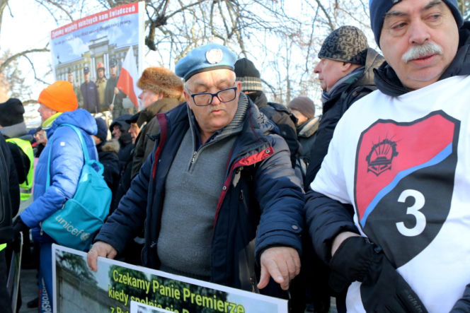 Protest mundurowych emerytów pod kancelarią premiera