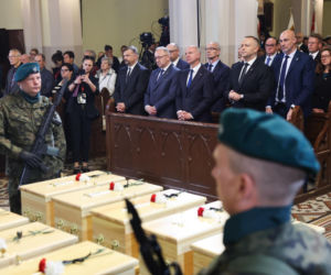 Szok po tragedii w Łodzi. Dziesięć malutkich trumienek na pogrzebie. Tego widoku nie da się wyrzucić z głowy