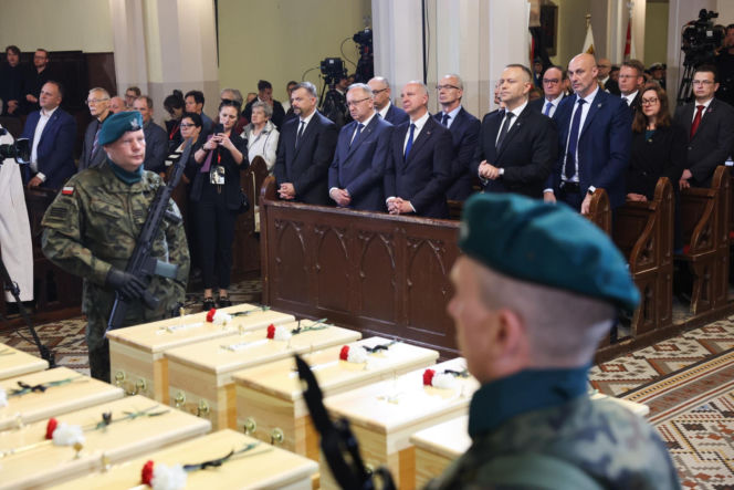 Szok po tragedii w Łodzi. Dziesięć malutkich trumienek na pogrzebie. Tego widoku nie da się wyrzucić z głowy
