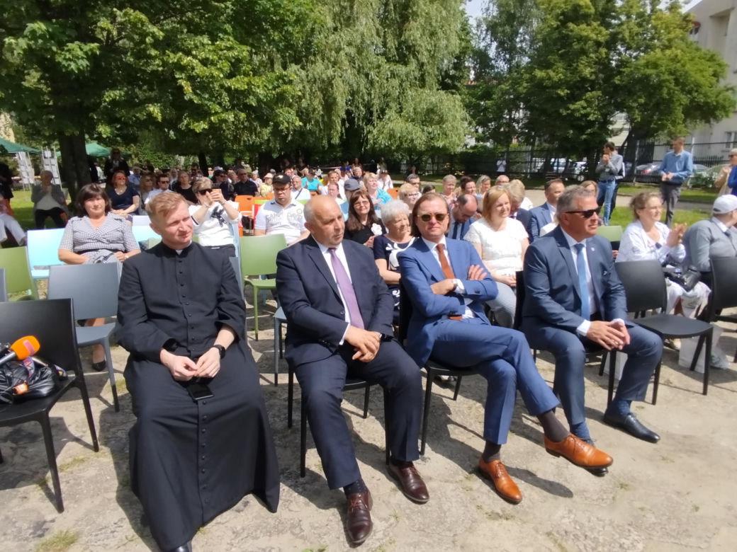 Przez lata ŚDS w Siedlcach działał w dwóch lokalizacjach, teraz już oficjalnie funkcjonuje w jednym miejscu, w budynkach dostosowanych do potrzeb osób z niepełnosprawnościami. 