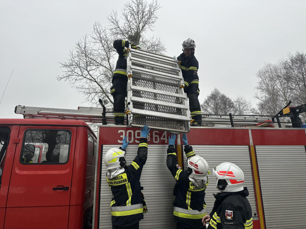 Koszmarny wypadek na DK 10 w Makowiskach pod Bydgoszczą! Ranny kierowca w szpitalu [ZDJĘCIA]