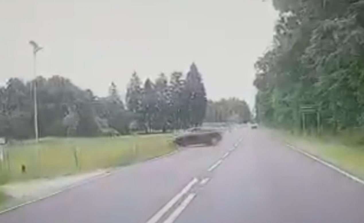Niesłychany wypadek na trasie Mława-Ciechanów! Zachowanie pijanego kierowcy audi uchwyciła kamera [ZDJĘCIA].