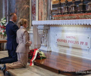 Prezydent Nawrocki z Małżonką przy grobie św. Jana Pawła II