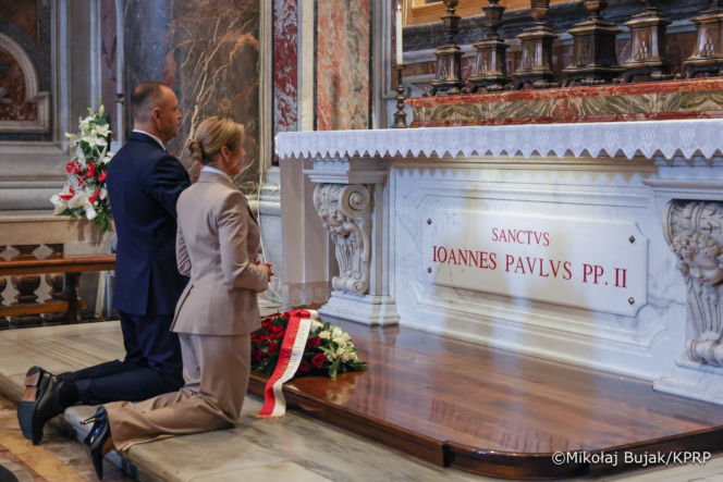 Prezydent Nawrocki z Małżonką przy grobie św. Jana Pawła II
