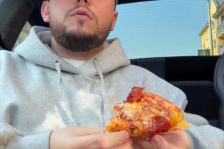 Książulo tłumaczy się z pizzy