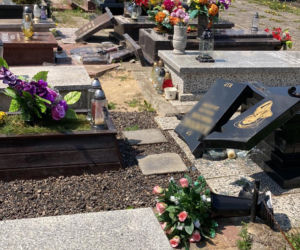 Szok! Kilkadziesiąt zdewastowanych nagrobków na cmentarzu w Piekarach Śląskich 