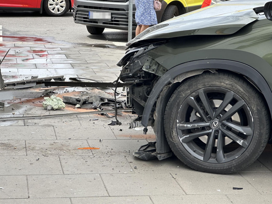 Auto wbiło się w budynek Instytutu Lotnictwa