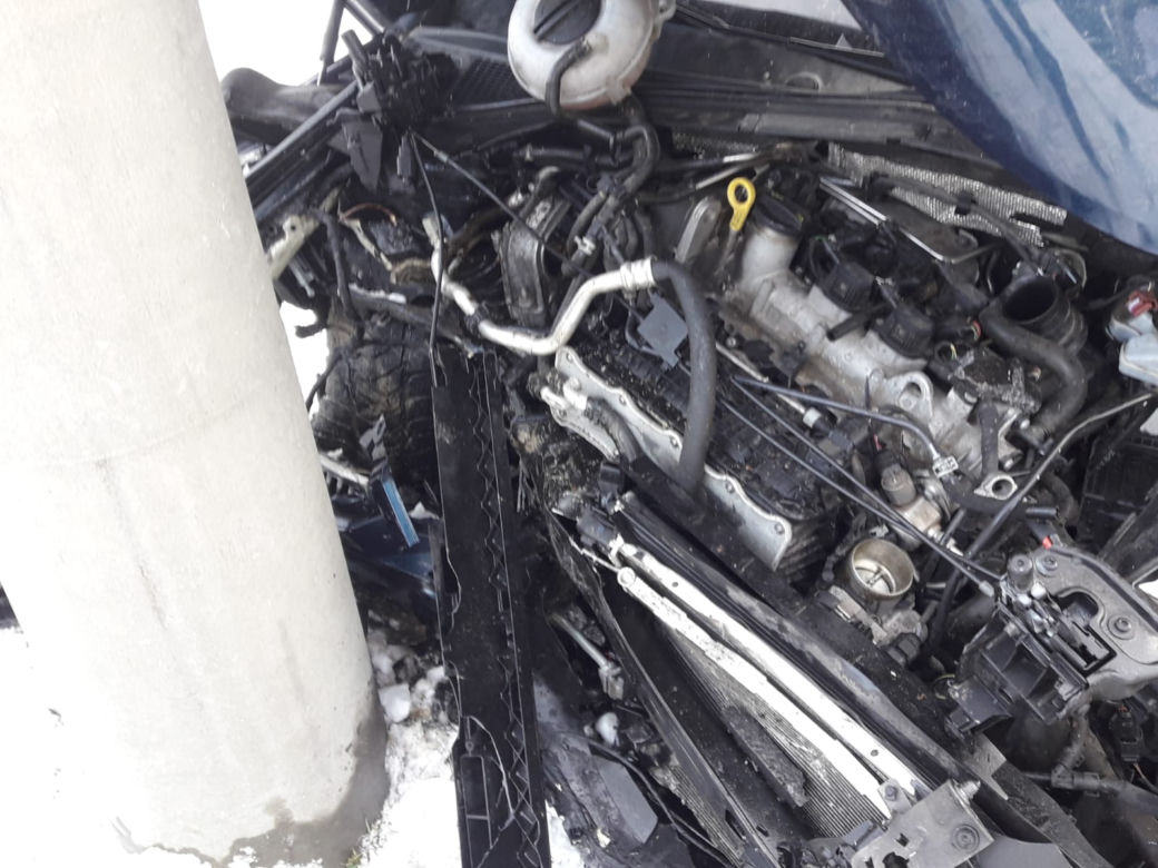 Zabrzeż. Skoda WBIŁA SIĘ w betonowy słup. Uwaga na śliskie drogi!
