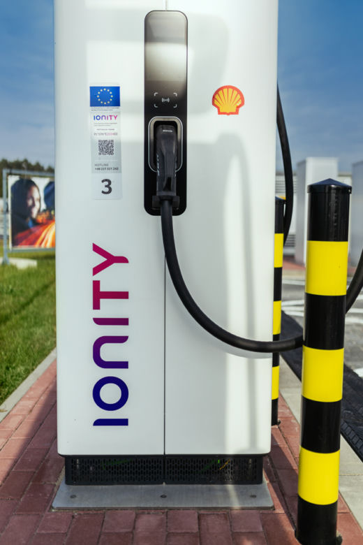 Shell i IONITY uruchamiają pierwsze w Polsce stacje dużej mocy do ładowania pojazdów elektrycznych