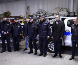 Nowe policyjne Isuzu D-MAX z łodzią motorową w Poznaniu