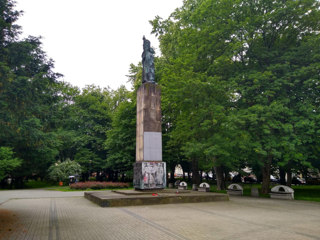 Gigantomania pomników i budowli w PRL-u