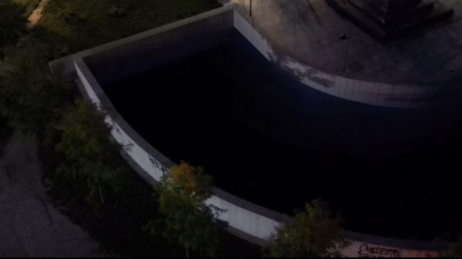 Nietrzeźwy mężczyzna tańczył na murku, stracił równowagę i spadł na podjazd garażu podziemnego