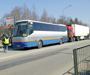 Autokar z dziećmi zderzył się z tirem