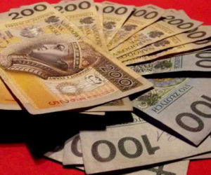 Niecodzienne odkrycie na pętli. Kto zgubił pieniądze?