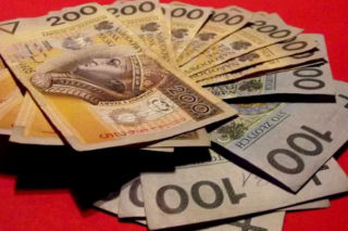 Niecodzienne odkrycie na pętli. Kto zgubił pieniądze?