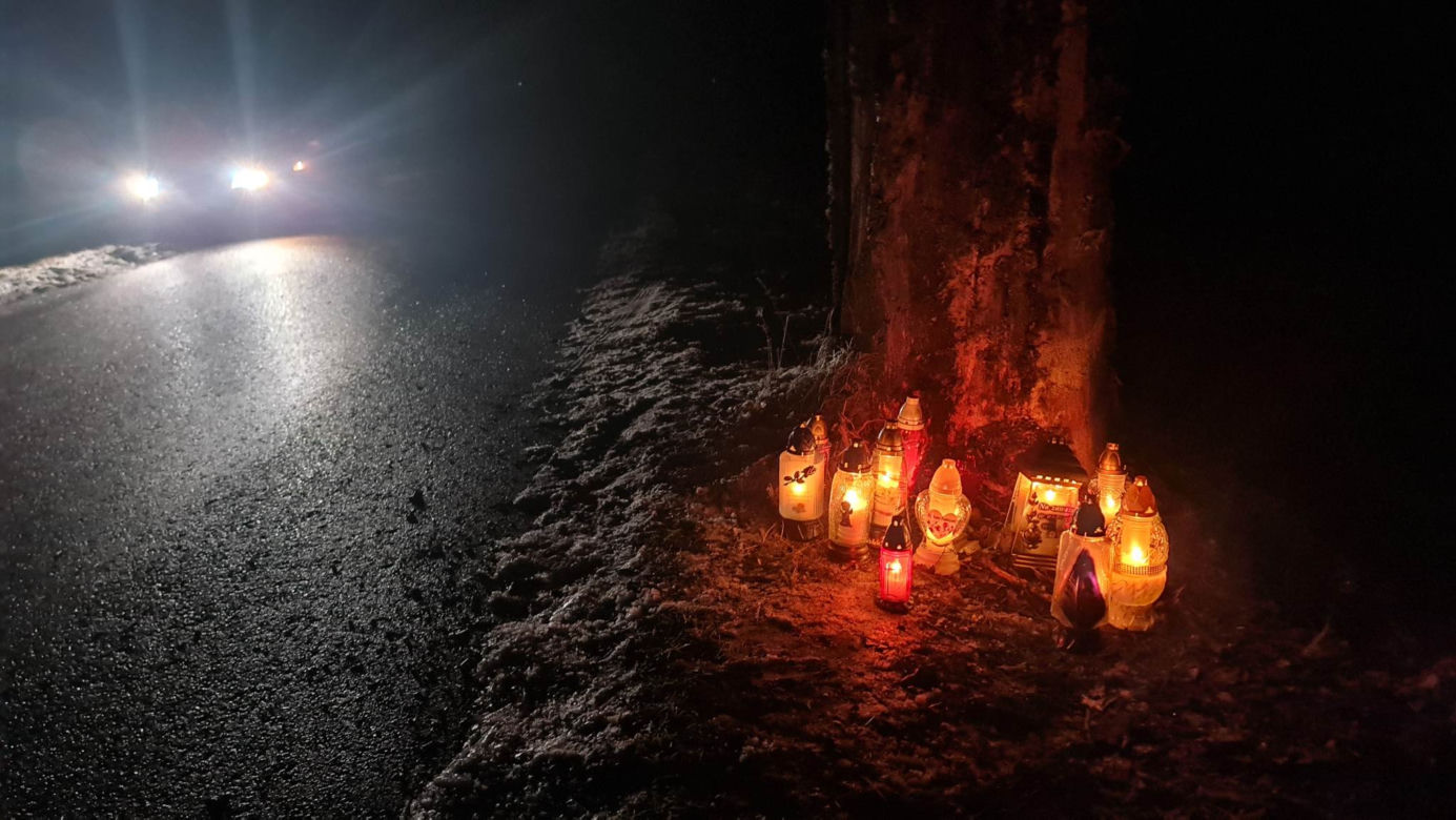 Pod Węgorzewem 25-latka rozbiła się na drzewie. Na miejscu tragedii płoną znicze