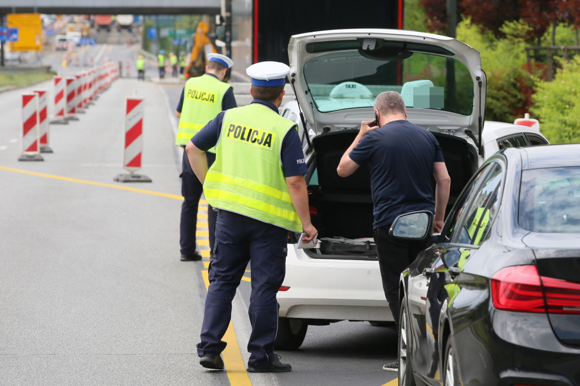 Drogowcy ustawili znak, który ignorują kierowcy. Policjanci mają mandatowe żniwa
