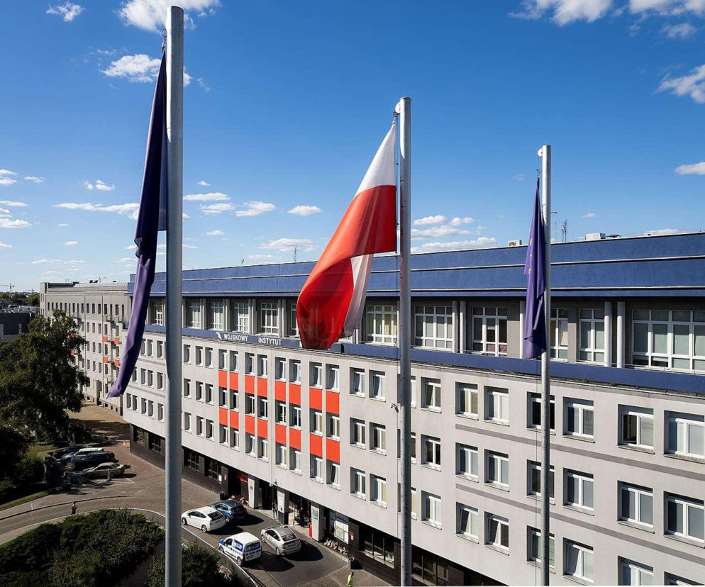 Budynek Wojskowego Instytutu Medycznego z polską flagą na maszcie. O długu szpitali wojskowych przeczytasz na SE Portal Obronny.