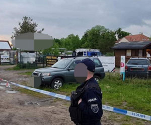Olsztyn. Ciała dwóch mężczyzn  w komisie samochodowym