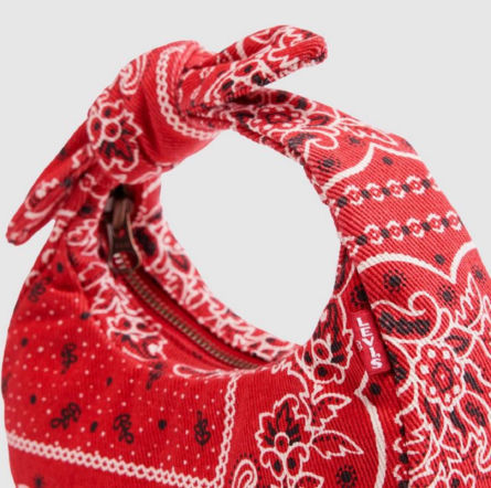 Tę torebkę będą znać wszyscy. Baby Brooklyn Bag - świeże spojrzenie na akcesoria Levi’s®  w sezonie Wiosna/Lato 2026