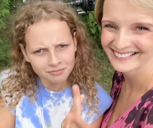 M jak miłość. Weronika (Ewelina Kudeń-Nowosielska), Pola (Hania Nowosielska) na planie