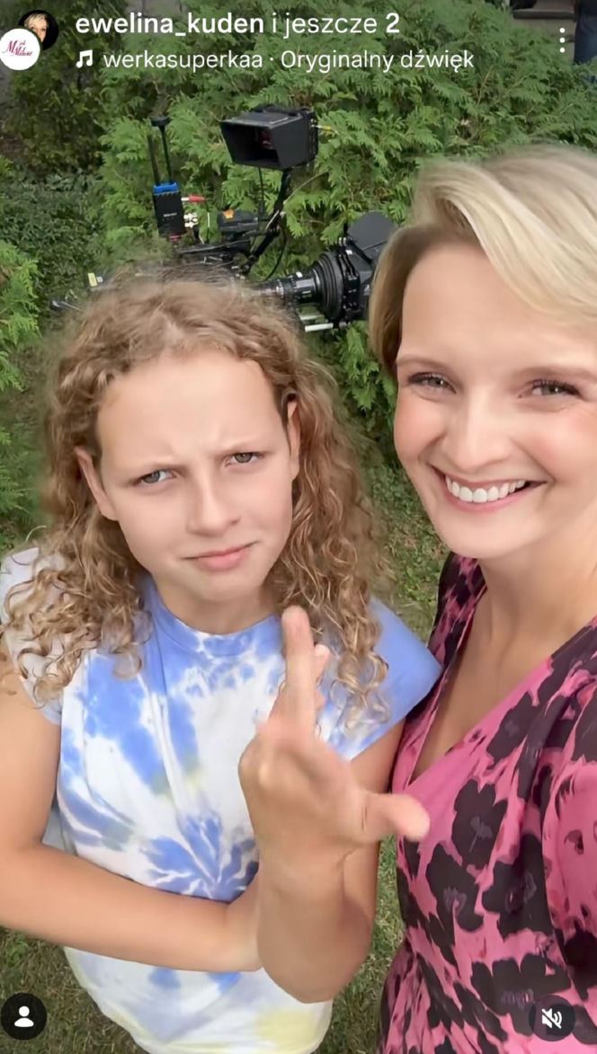 M jak miłość. Weronika (Ewelina Kudeń-Nowosielska), Pola (Hania Nowosielska) na planie