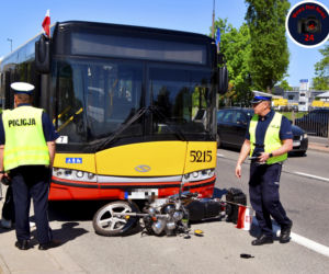 Motocyklista zderzył się z autobusem miejskim na Łopuszańskiej