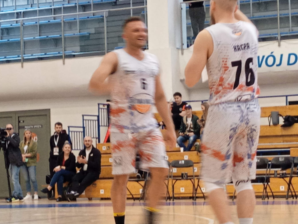 Charytatywna Bitwa Miast Poznań kontra Bydgoszcz. Gwiazdy grały w koszykówkę