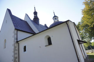 Ta mała wieś skrywa niezwykłą historię. Świątynia stoi tu od 1362 roku