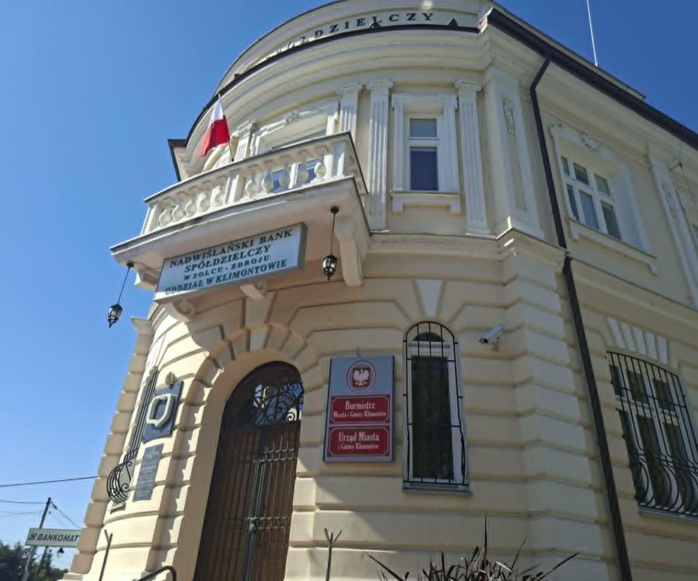 Zabytkowa kamienica w Klimontowie, gdzie mieści się urząd gminy i bank. O historii miasta przeczytasz na Eska Kielce.