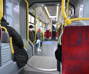 Koniec ze spaniem na siedzeniach w komunikacji miejskiej. Radni przegłosowali uchwałę