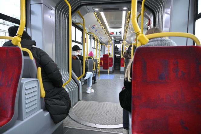 Koniec ze spaniem na siedzeniach w komunikacji miejskiej. Radni przegłosowali uchwałę