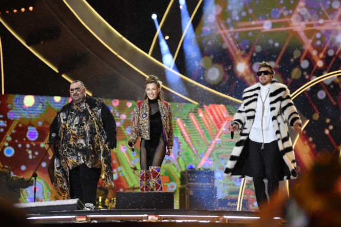 Sylwester z Dwójką. Doda przebierała się dwa razy. Zapięta pod szyję wyglądała obłędnie!