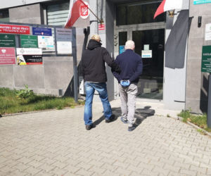 Wystawił na klatkę butlę gazową i odkręcił zawór. Krzyczał: Wysadzę was!
